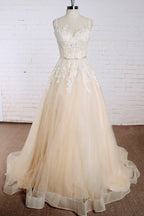Elegante vestido de novia largo de tul con apliques de encaje y corte A