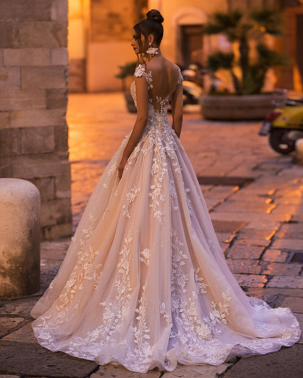 Elegantes langes A-Linien-Brautkleid mit Bateau-Ausschnitt, Applikationen, Spitze, rückenfrei und Pailletten