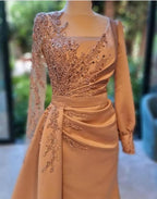 Elegante vestido de fiesta largo de satén con volantes, encaje y mangas, corte en A