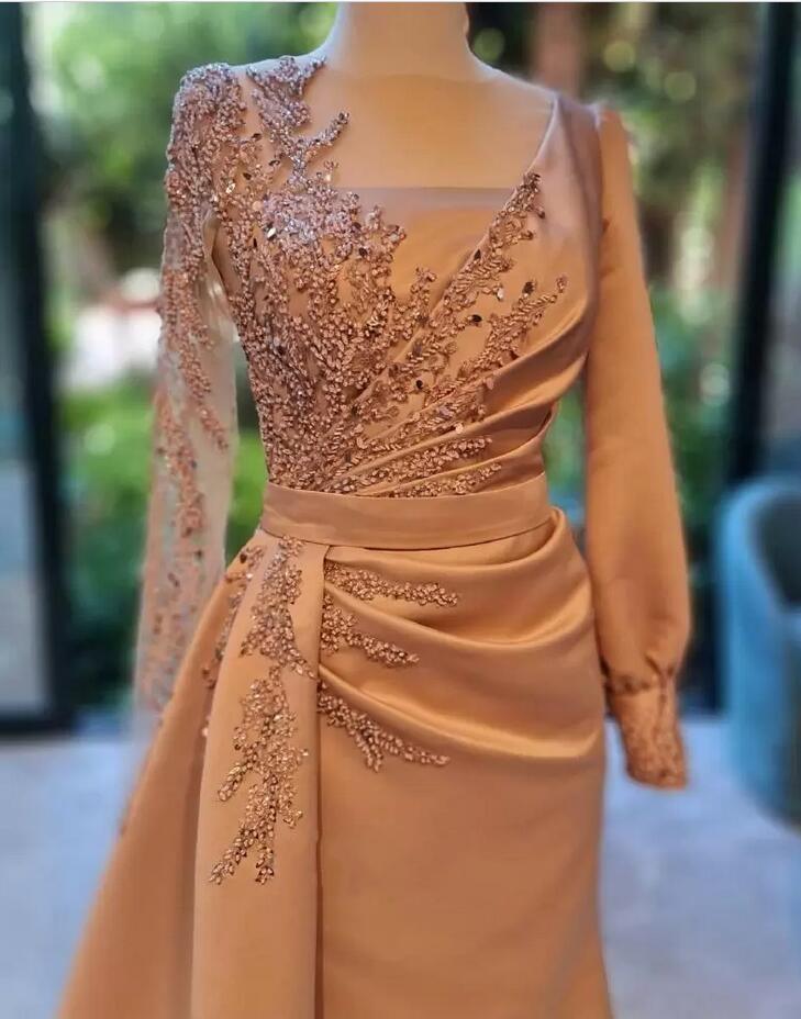 Elegante vestido de fiesta largo de satén con volantes, encaje y mangas, corte en A