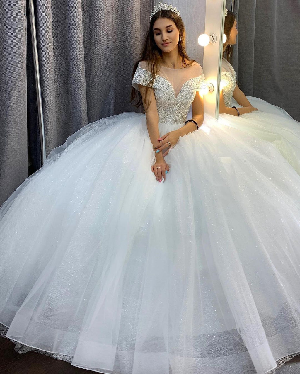 Elegantes langes A-Linien-Brautkleid mit Bateau-Ausschnitt, Pailletten, Kristallen, Tüll und Schleppe