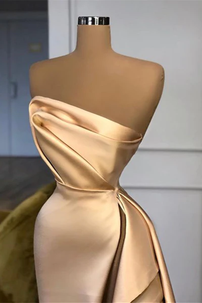 Elegantes langes trägerloses Ballkleid in A-Linie mit Schlitz in Champagner