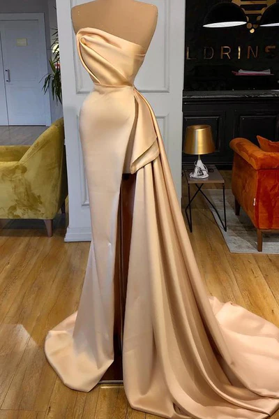 Elegantes langes trägerloses Ballkleid in A-Linie mit Schlitz in Champagner