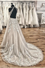 Elegantes langes A-Linie Neckholder rückenfreies Applikationen Spitze Tüll Rüschen Schleppe Brautkleid