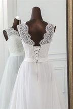 Elegante vestido de novia largo de corte A con apliques de tul y encaje