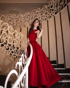 Elegante vestido de fiesta largo de satén rojo con hombros descubiertos y corte en A