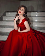 Elegante vestido de fiesta largo de satén rojo con hombros descubiertos y corte en A