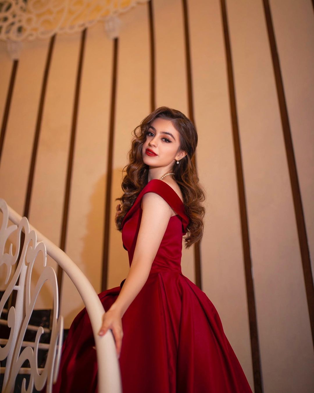 Elegante vestido de fiesta largo de satén rojo con hombros descubiertos y corte en A