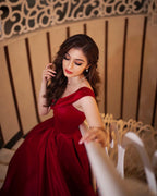 Elegante vestido de fiesta largo de satén rojo con hombros descubiertos y corte en A