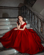Elegante vestido de fiesta largo de satén rojo con hombros descubiertos y corte en A