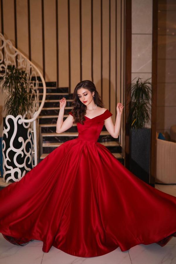 Elegante vestido de fiesta largo de satén rojo con hombros descubiertos y corte en A