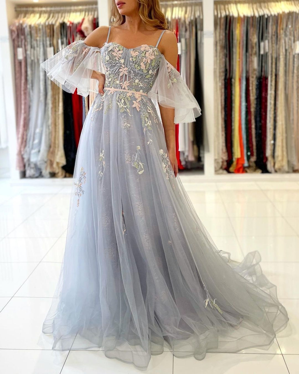 Elegantes langes, schulterfreies A-Linien-Ballkleid aus Tüll mit Ärmeln