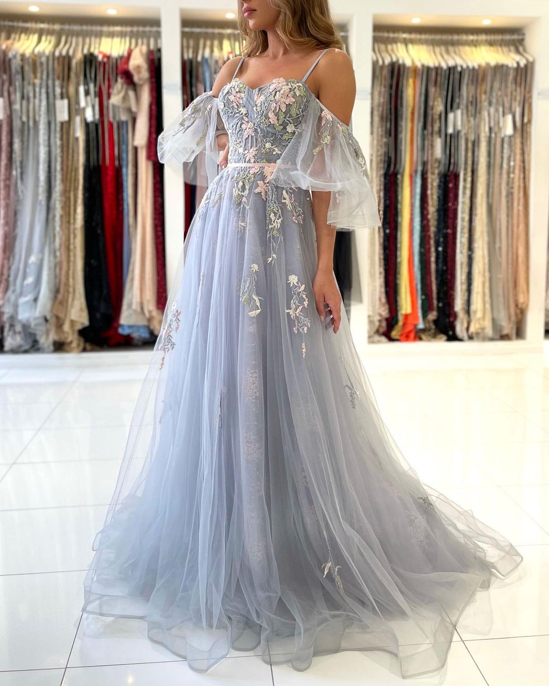 Elegantes langes, schulterfreies A-Linien-Ballkleid aus Tüll mit Ärmeln