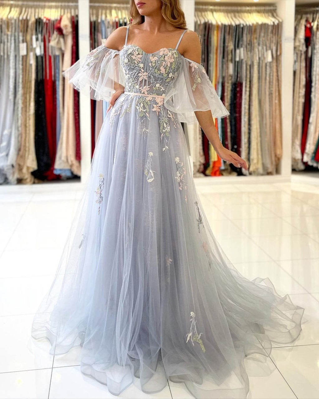 Elegantes langes, schulterfreies A-Linien-Ballkleid aus Tüll mit Ärmeln