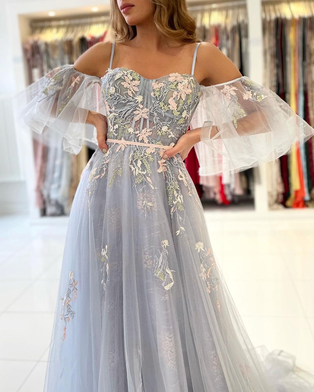 Elegantes langes, schulterfreies A-Linien-Ballkleid aus Tüll mit Ärmeln