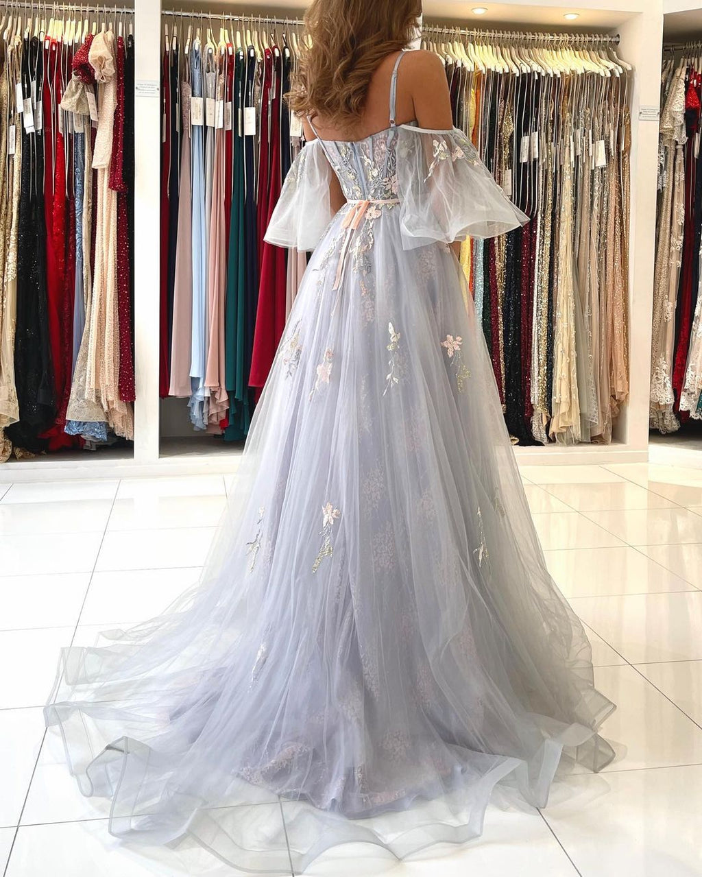Elegantes langes, schulterfreies A-Linien-Ballkleid aus Tüll mit Ärmeln