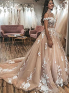Elegantes langes A-Linien-Abschlussballkleid mit schulterfreiem Tüll und Spitze