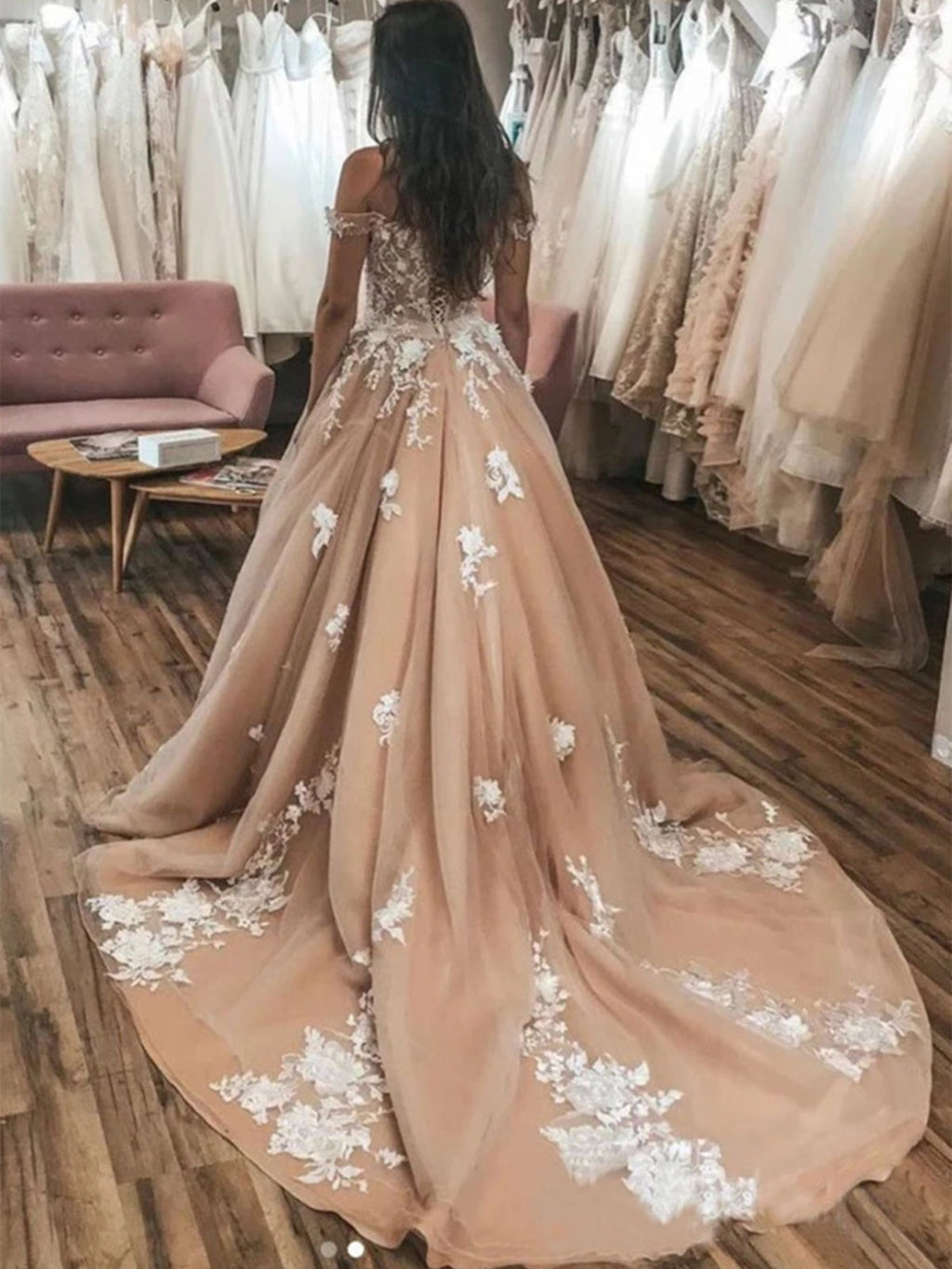 Elegantes langes A-Linien-Abschlussballkleid mit schulterfreiem Tüll und Spitze