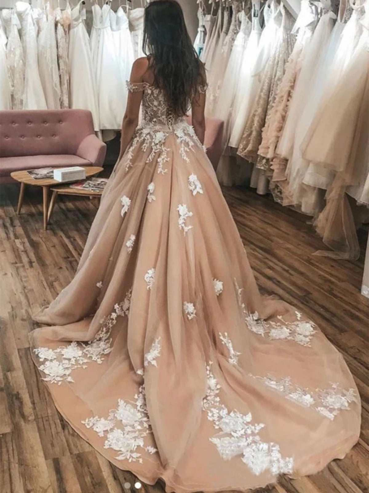 Elegantes langes A-Linien-Abschlussballkleid mit schulterfreiem Tüll und Spitze