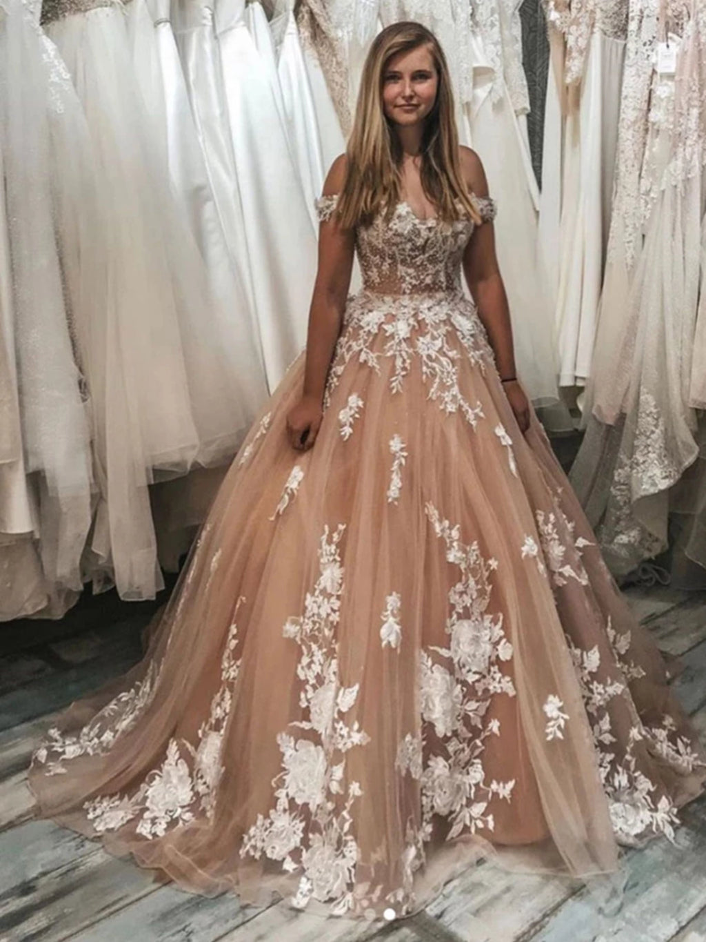 Elegantes langes A-Linien-Abschlussballkleid mit schulterfreiem Tüll und Spitze