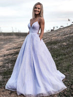 Elegantes langes A-Linien-Abschlussballkleid mit V-Ausschnitt und rückenfreiem Satin-Tüll