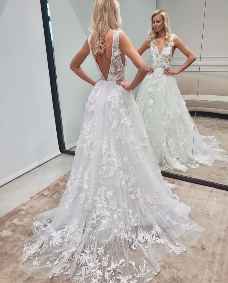 Elegantes langes A-Linien-Brautkleid mit V-Ausschnitt und rückenfreiem Tüll