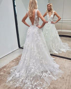 Elegantes langes A-Linien-Brautkleid mit V-Ausschnitt und rückenfreiem Tüll