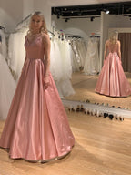 Elegantes langes rückenfreies A-Linien-Abschlussballkleid aus Satin mit V-Ausschnitt