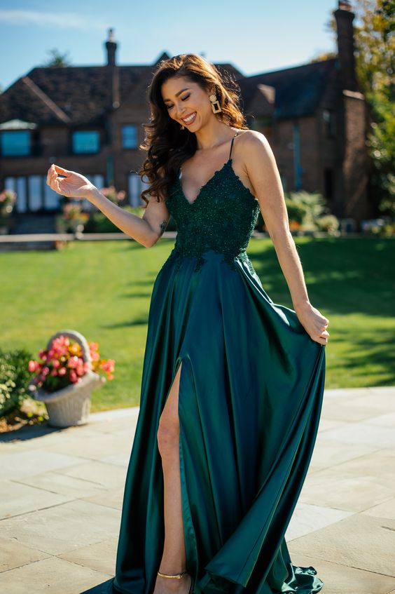 Elegantes langes ärmelloses Ballkleid aus Satin in A-Linie mit V-Ausschnitt und Schlitz