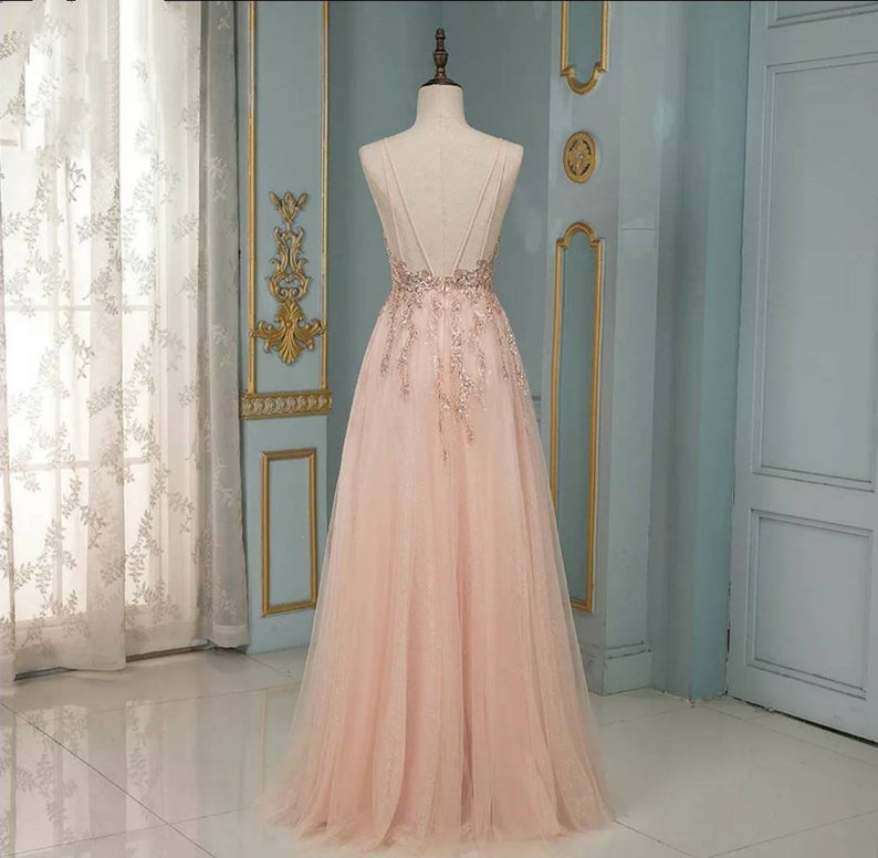 Elegantes langes rückenfreies Ballkleid aus Tüll in A-Linie mit V-Ausschnitt und Pailletten