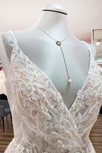 Elegantes langes A-Linien-Brautkleid mit V-Ausschnitt, ärmellos, Rüschen und rückenfreiem