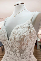 Elegantes langes A-Linien-Brautkleid mit V-Ausschnitt, ärmellos, Rüschen und rückenfreiem