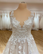 Elegantes langes A-Linien-Brautkleid mit V-Ausschnitt, Spaghettiträgern, Spitzenapplikationen und Rüschen