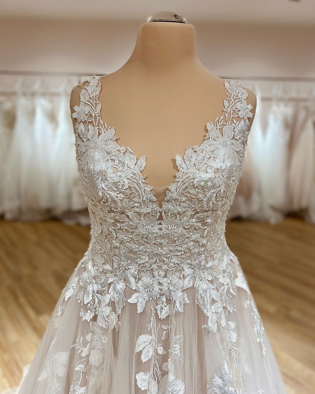 Elegantes langes A-Linien-Brautkleid mit V-Ausschnitt, Spaghettiträgern, Spitzenapplikationen und Rüschen