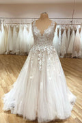 Elegantes langes A-Linien-Brautkleid mit V-Ausschnitt, Spaghettiträgern, Spitzenapplikationen und Rüschen
