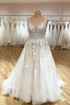 Elegantes langes A-Linien-Brautkleid mit V-Ausschnitt, Spaghettiträgern, Spitzenapplikationen und Rüschen