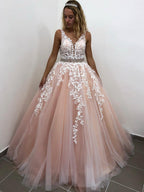 Elegantes langes rückenfreies A-Linien-Ballkleid mit V-Ausschnitt und Tüllspitze