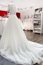 Elegantes langes A-Linien-Brautkleid mit V-Ausschnitt und offenem Rücken aus Tüllspitze