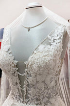 Elegantes langes A-Linien-Brautkleid mit V-Ausschnitt und offenem Rücken aus Tüllspitze