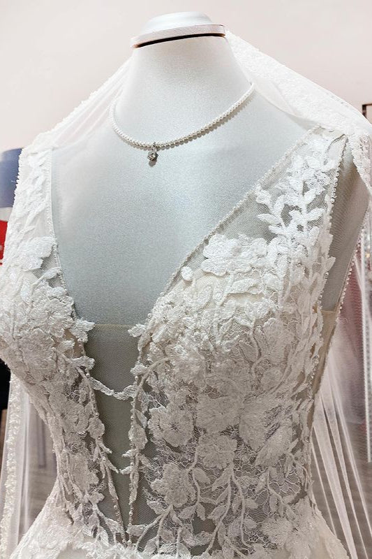 Elegantes langes A-Linien-Brautkleid mit V-Ausschnitt und offenem Rücken aus Tüllspitze