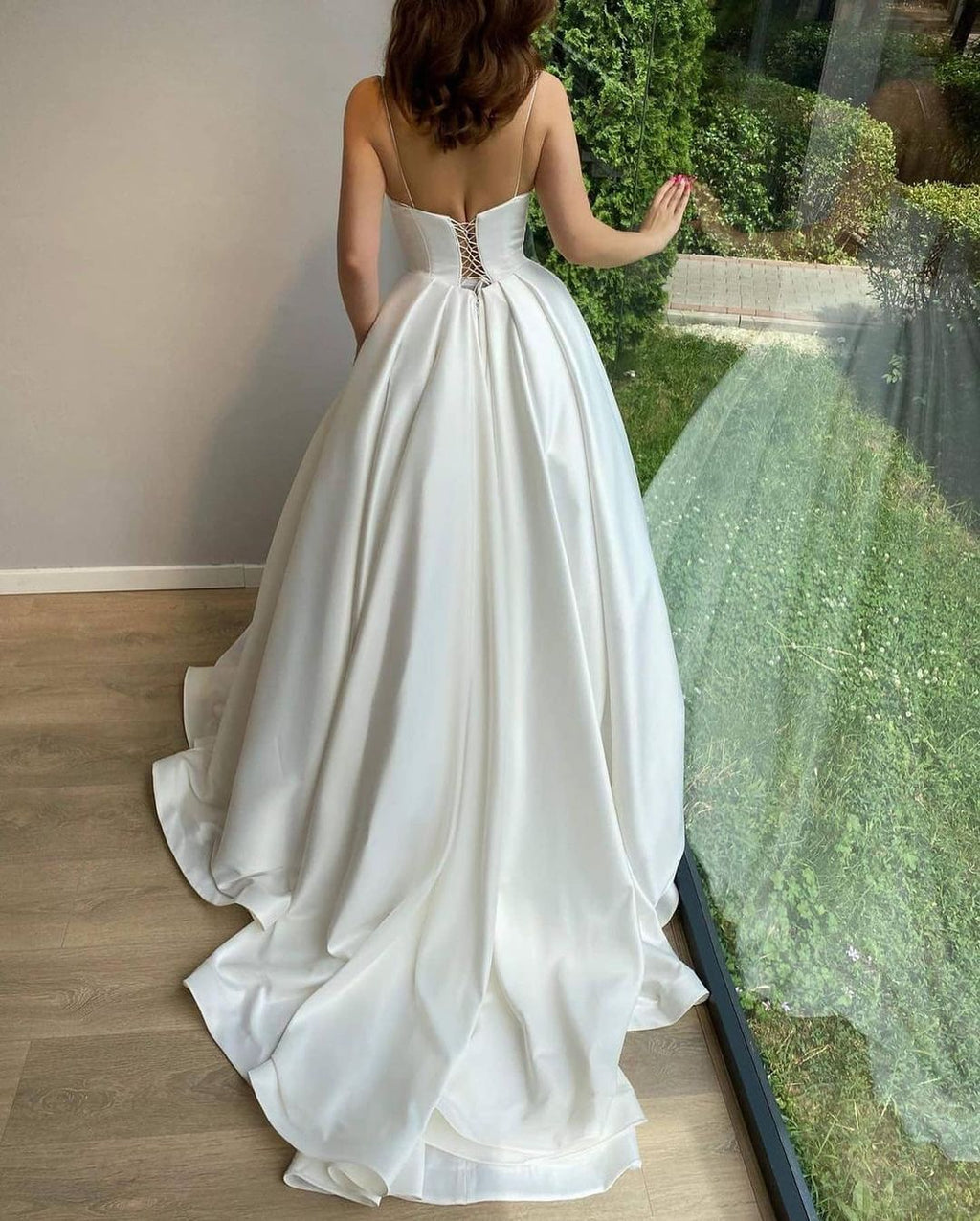Elegantes langes Ballkleid mit herzförmigem Ausschnitt und Spaghettiträgern aus Satin