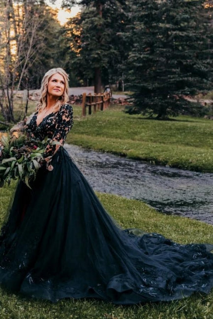 Elegantes langes schwarzes A-Linien-Brautkleid mit V-Ausschnitt und langen Ärmeln und Spitze