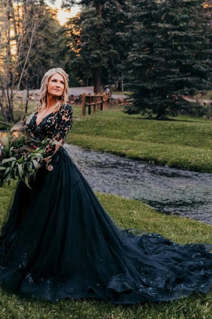 Elegantes langes schwarzes A-Linien-Brautkleid mit V-Ausschnitt und langen Ärmeln und Spitze
