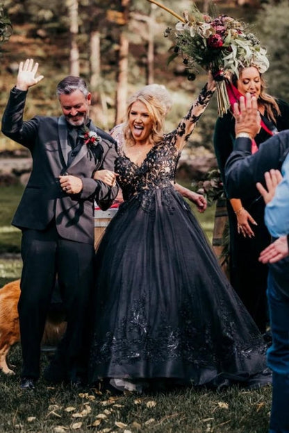 Elegantes langes schwarzes A-Linien-Brautkleid mit V-Ausschnitt und langen Ärmeln und Spitze