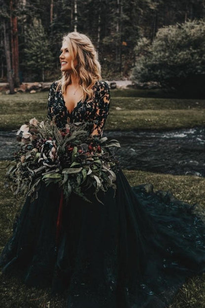 Elegantes langes schwarzes A-Linien-Brautkleid mit V-Ausschnitt und langen Ärmeln und Spitze
