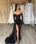 Elegante vestido de fiesta largo negro de sirena con encaje y hombros descubiertos y abertura