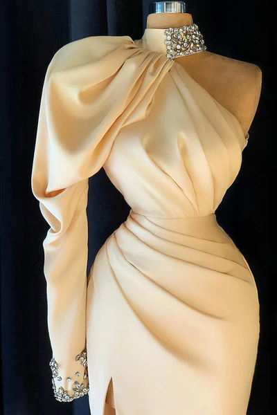 Elegante vestido de fiesta largo color champán con escote alto, un hombro abierto y abertura
