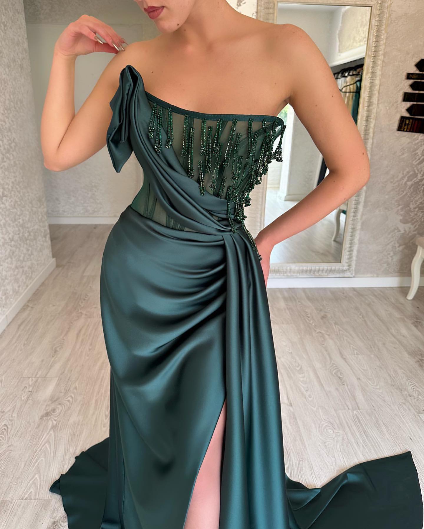 Robe de bal longue élégante vert foncé coupe trapèze sans manches avec perles et fente