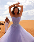 Elegante vestido de fiesta largo de tul con pedrería, corte en A, sin mangas, color lila
