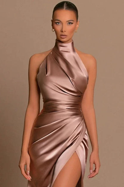Elegante vestido de fiesta formal de satén con cuello alto y corte sirena largo con abertura